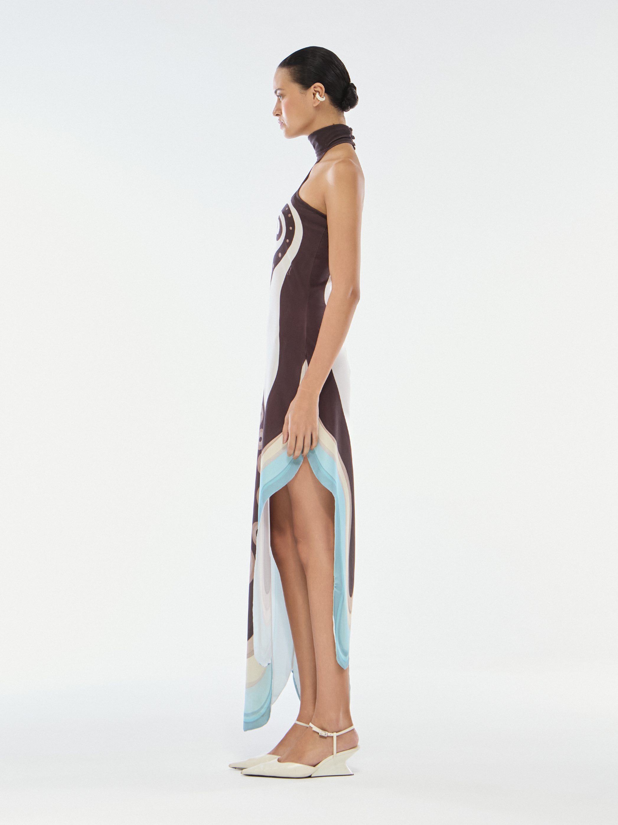 VESTIDO GOLA ALTA ASSIMÉTRICO TENTÁCULOS