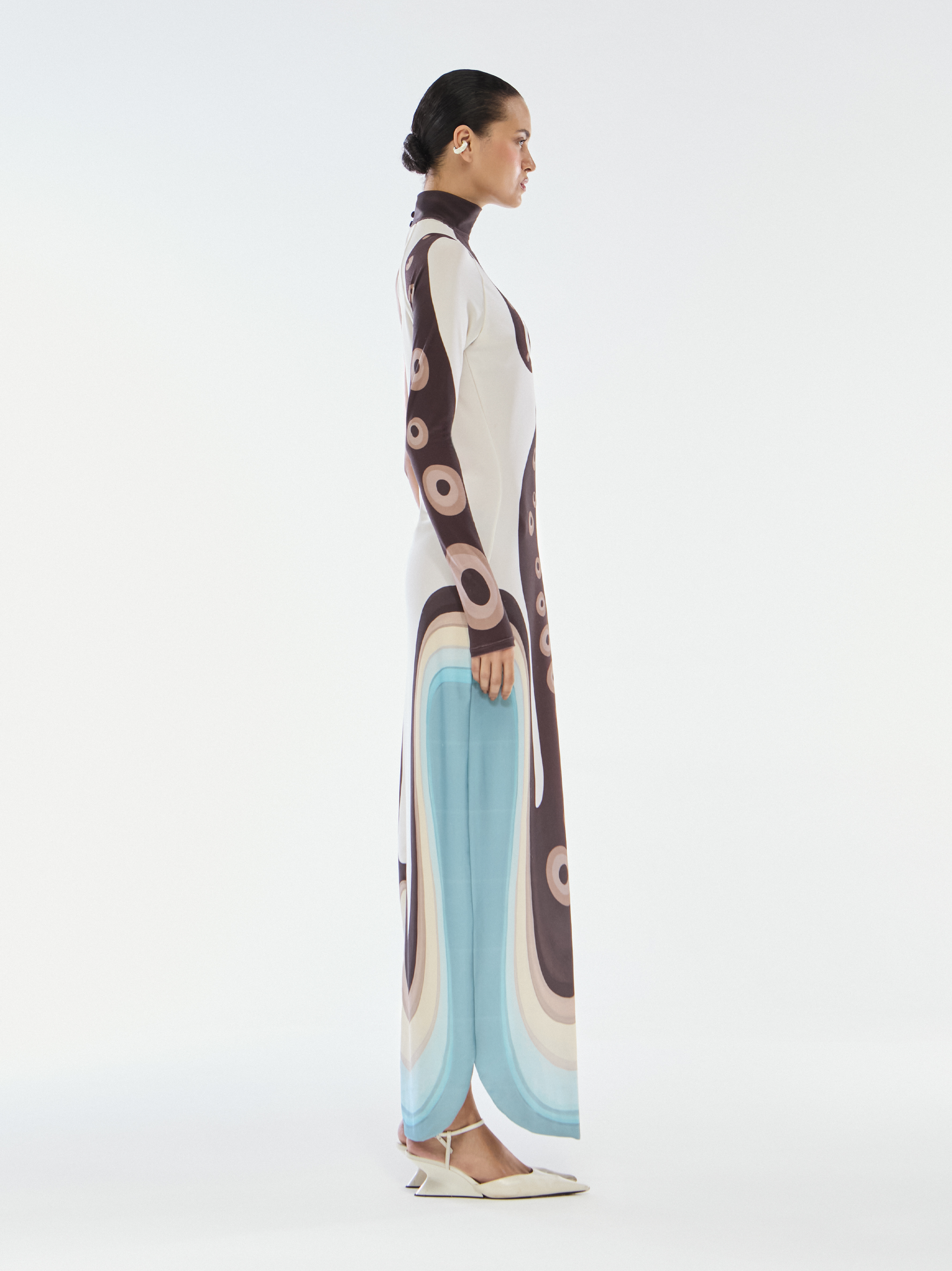 VESTIDO GOLA ALTA ASSIMÉTRICO TENTÁCULOS