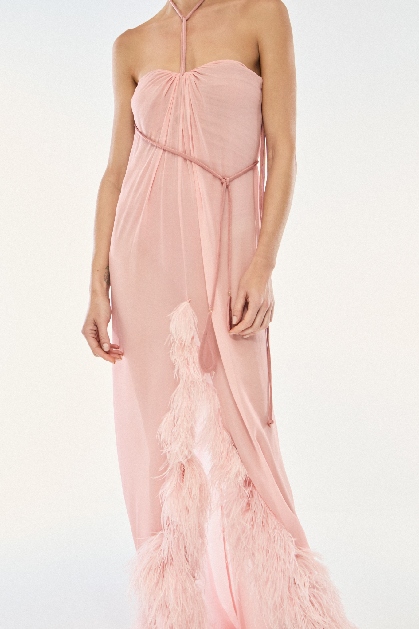 VESTIDO LONGO COM PLUMAS
